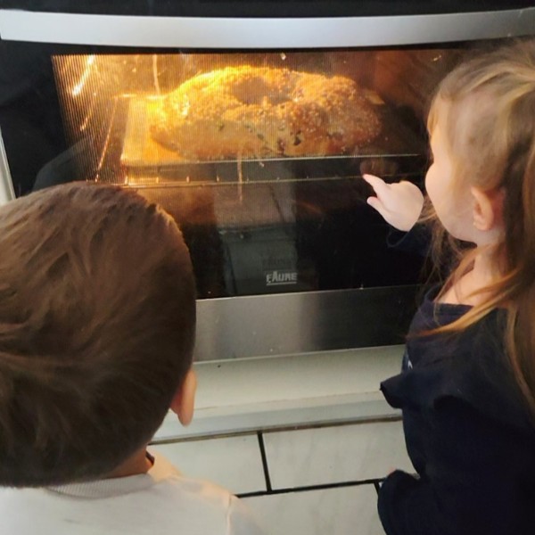 Les yeux qui brillent devant la cuisson dans le four